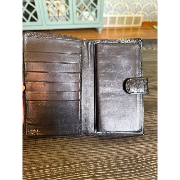 CHANEL Coco Mark Vintage Clasp Black Bi-Fold Caviar Skin Wallet - Picture 9 of 10